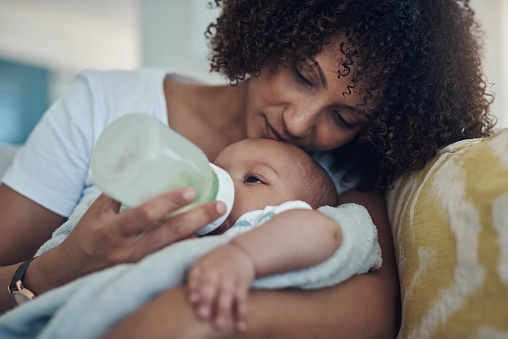 How should a newborn mother feed and preserve breast milk?