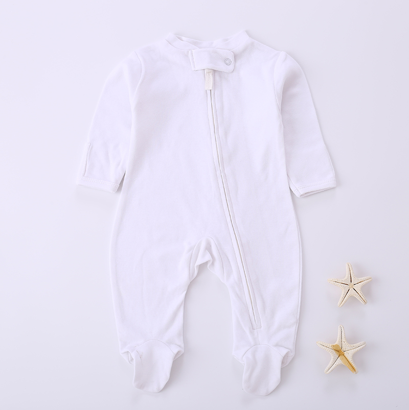 Baby romper with zipper